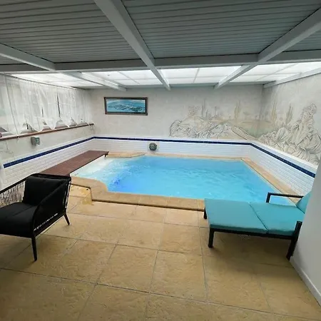 Pool & Chill شقة *