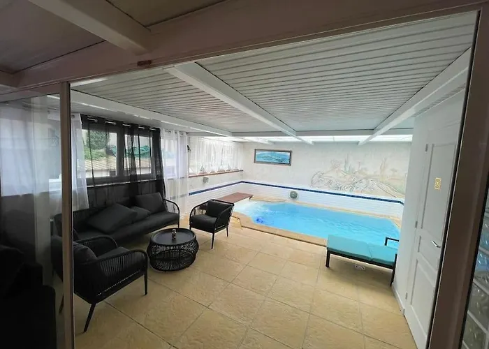 Pool & Chill 아파트